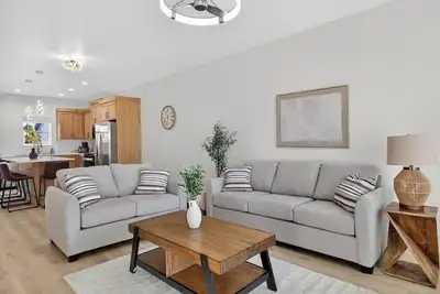 Image de Nampa`s New Nest - The Solara 714