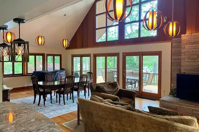 Image de Private Lakefront Estate - Chalet + Guesthouse, Private Beach - Orange Ma - 5br