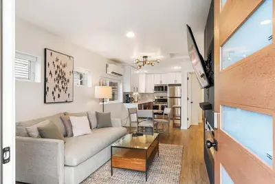 Image de ★Modern Cottage 2 Queen Beds Fireplace by Plu/Jblm Rv or Truck Parking★