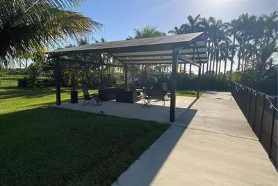 Image de 3-bedroom farmhouse in peaceful Miami with cool vibes
