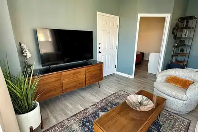 Pet Friendly Condo - Pool - Beach 5 min