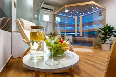Image de Appartement de deux chambres avec la terrasse Palit, Rab (A-24995-a)