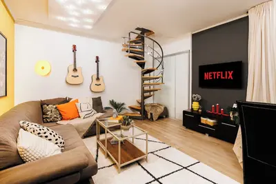 Image de Front Yard Retreat with Foosball in Old Town