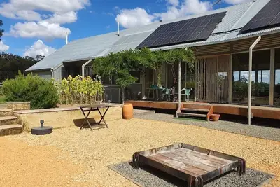 Image de Rustic Farmhouse & Serene Acreage — Off-Grid Pet Friendly Farmhouse Escape