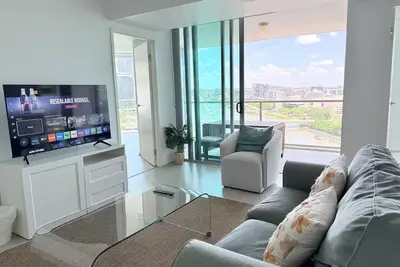 Image de Wake up to river views Cozy 2br Apt w parking Cbd
