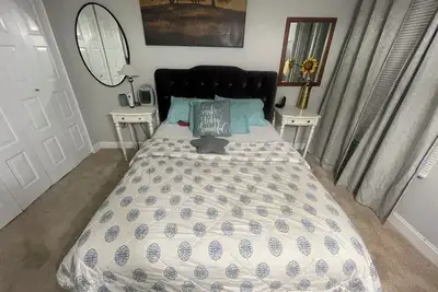 Image de Cozy 1-bedroom condo in serene 2b2b Arlington with all amenities.