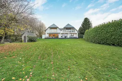 Image de 5 Bedroom Luxury  Creek Side House