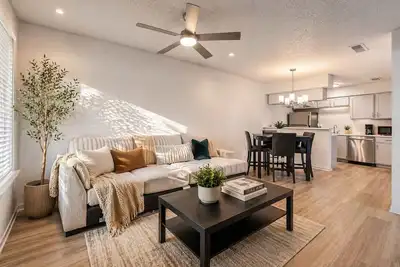 Image de Walk to At&T Stadium • Prime 2br Stay