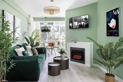 Image de Lovely 3-bedroom apartment with Ac - Green Harmony of Nature Apartment