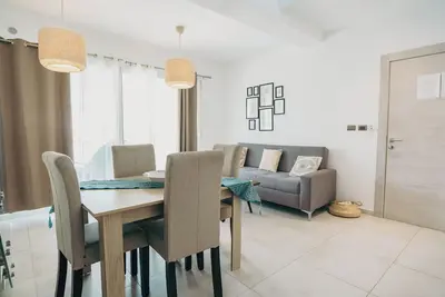 Image de Adhara 302 Penthouse — Two-Level Tropical Retreat with Loft & Pool View Sleeps 6