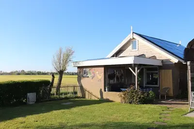 Image de Charming 6-person apartment in Oudesluis with cosy built-in bed, two terraces by the water and open countryside views near the coast.
