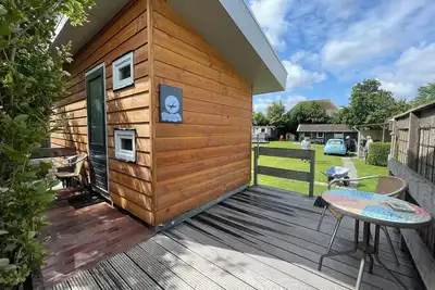 Image de Tiny House Koolmees is a cosy accommodation for two on a peaceful campsite in Oudesluis. Enjoy the wide North Holland countryside and explore nearby beaches, dunes and charming towns such as Callantsoog and Schagen.