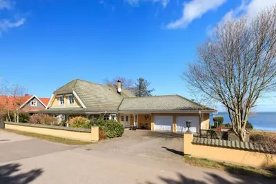 Spacious House with direct seaview