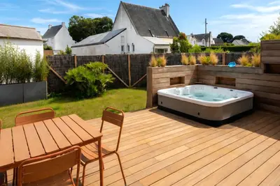 Image de Maison Desmathi : terrasse avec jacuzzi, jardin, à Saint-Pierre-Quiberon