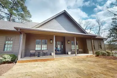 Image de Tree Tops: Quiet & Newly Renovated retreat with gorgeous waterfront on Lake Martin.