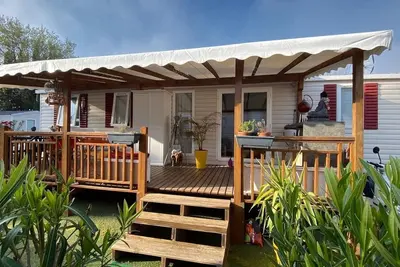 Image de Mobil-home « Neuf Tout Confort » avec terrasse privée, jardin privé et climatisation