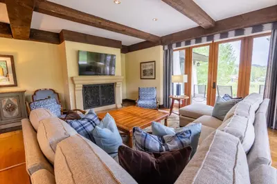 Image de View Cottage w/ Mountain Views & Steps to Shops, Dining, & Outdoor Activities