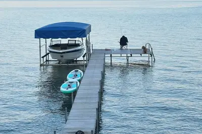 Image de Bright & Charming Lakefront Cottage on Mullett Lake with Pickleball