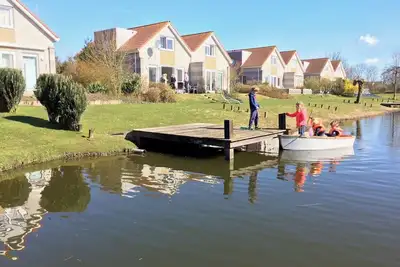 Image de Wellness vacation home sauna whirlpool fireplace on the Ijsselmeer jetty, Makkum, canoe