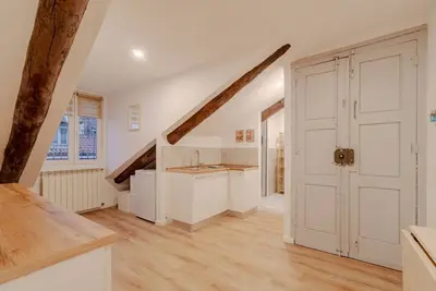 Image de GuestHost - A cozy 60 square meters apartment, perfect for four people, located on the fifth and top floor of a period building (No elevator). The property is located within the Quadrilatero neighborhood (limited traffic zone) and enjoys an excellent loca