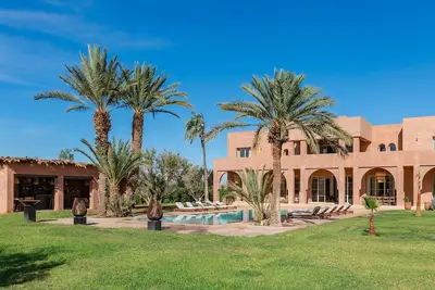 Image de Philonia, piscine, grand jardin & personnel