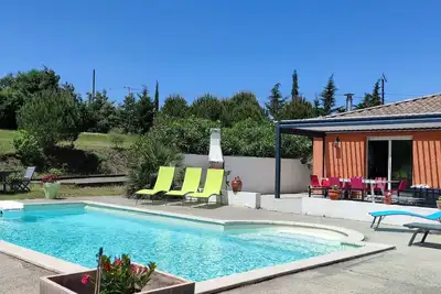 Image de Maison indépendante entièrement clôturée, piscine, boulodrome, chiens acceptés.