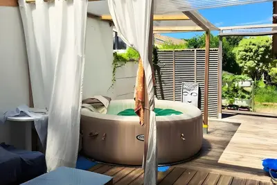 Image de Maison de vacances 'La Cabane du Bassin' avec terrasse privée, Wi-Fi et climatisation