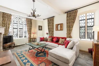 Image de Unique Castle Stay, The East Gate Tower, Warwick - Pass the Keys