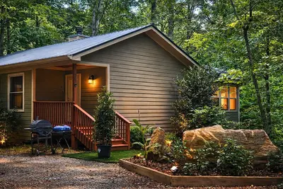 Highline 4 bdrm Cabin! Pool Table! Near Helen!