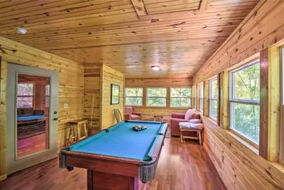 Roundabout Cabin! Pool Table! Close to Helen!
