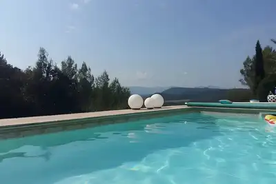 Image de Villa « Les Hauts De Taradeau » : Vue Montagne avec sublime piscine privée