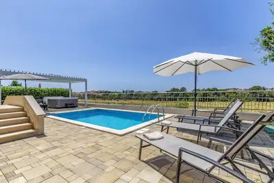 Image de Lotus Elite Villa with Pool & Jacuzzi 2