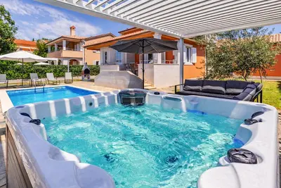 Lotus Elite Villa with Pool & Jacuzzi 6