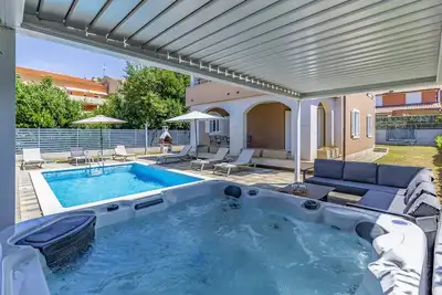 Image de Lotus Elite Villa with Pool & Jacuzzi 1