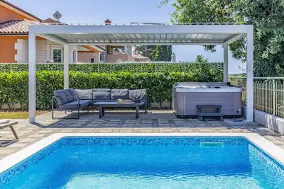 Image de Lotus Elite Villa with Pool & Jacuzzi 3