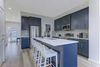 Image de Bright & Modern Home, Sleeps 8+, Fully Equipped Kitchen, & Garage Parking!