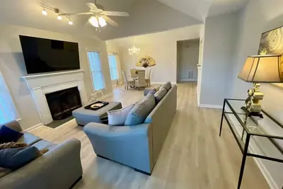 Lakeside Oasis + Pool, Lake Path, & Fast Wi-fi