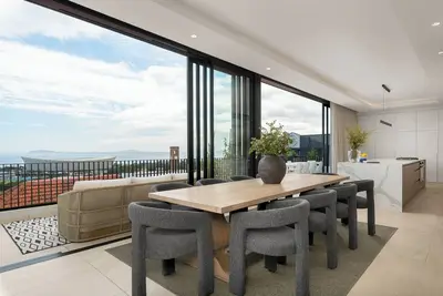 Image de Designer Home with Panoramic Views