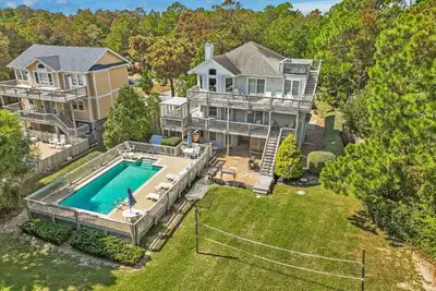 Image de Whalehead Gem with Pool, Hot Tub, Steps to Beach!