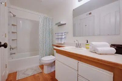 Image de Cozy Pond Front 1 Bedroom Condo