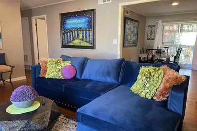 Image de Starry Night House – Artistic 3br - Fenced Yard - Midtown Tulsa