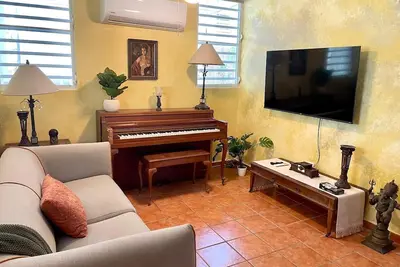 Image de Charming Vintage Apartment Steps from the Beach