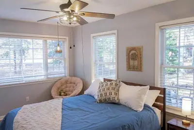 Image de Woodland Hideaway: Cozy 1 bedroom apartment tucked away in a quiet neighborhood.