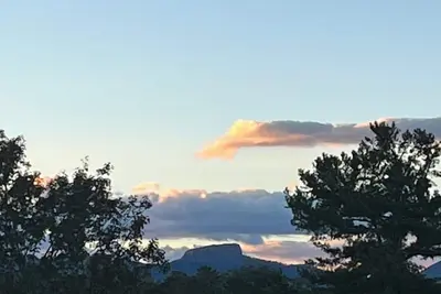 Image de Fisher Hill is an immaculate basement apartment with stunning views!