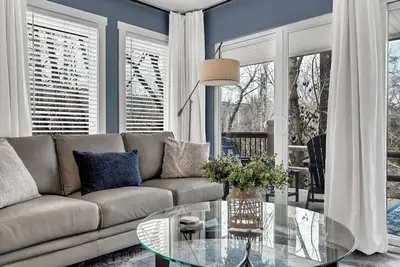 Image de Luxury Creekside View, Indoor Pool, Walk downtown, Walk in unit