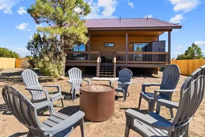 Image de Happy Pines Hideaway | Fire-pit, Pet Friendly!