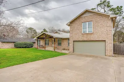 Image de Lakefront Retreat, Sleeps 20, Pool, Dock, Firepit, Kayaks, Game Room