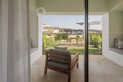 Image de Bright Room w/ Balcony & Mountain Breeze – Ideal Space to Recharge