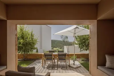 Image de Experience Comfort & Style in a Mountain-View Room Perfect for Relaxation