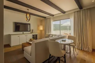Image de Sleek Room w/ Balcony & Breathtaking Green Hill Views in the Algarve